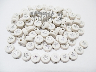 Akrylové korálky s hvězdičkami cca 7x4mm, bílé se stříbrnou, 1ks