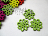Dřevěný čtyřdírkový knoflíček KVĚTINKA zelená 20x20mm