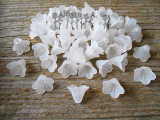 Akrylový zvoneček, květinka 14mm x 10mm, ledově / zamrzle bílé - balení 20ks