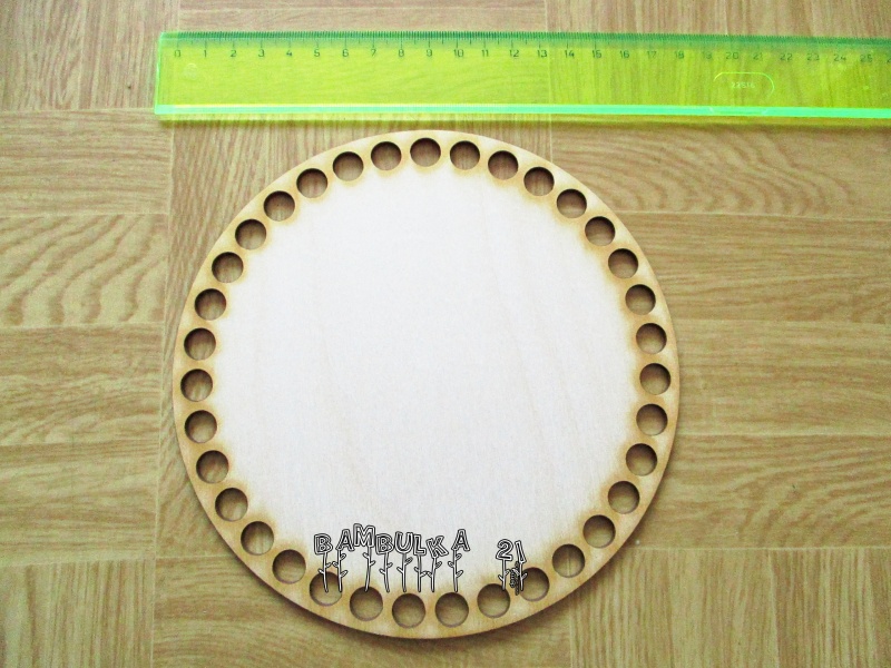 Dno z překližky, kruh 17x17cm, s dírkami k obháčkování, bez ožehu okolo dírek