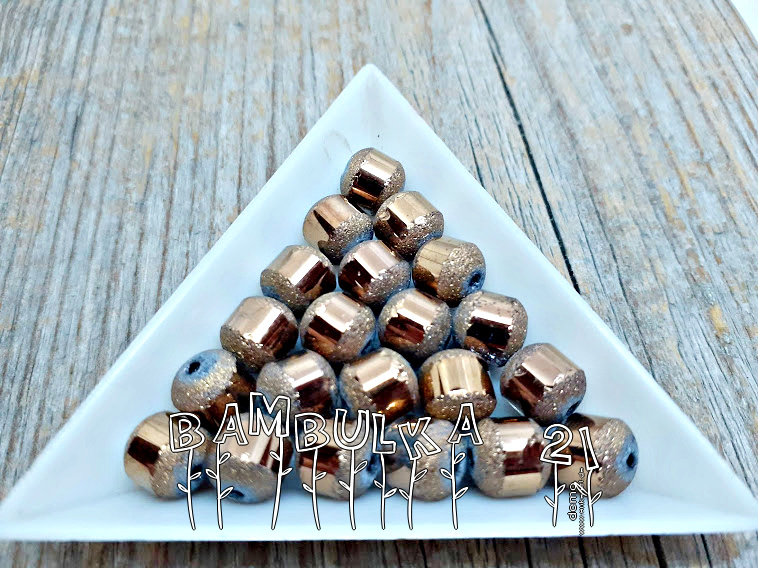 Skleněné matné kuličky, cca 8mm, s pokoveným leštěným pruhem, barva měděná, 1ks