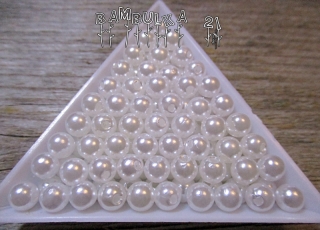Akrylové perličky 6mm, barva bílá "voskovaná" - balení 40ks 
